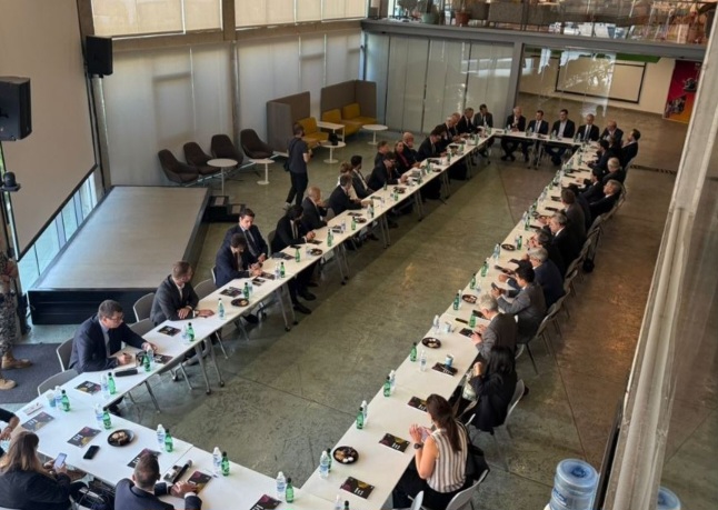 شحادة عرض رؤية “الجمهورية الرقمية” أمام وفد “MEDEF” الفرنسي