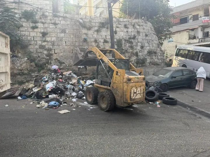 زمرلي يشيد بمبادرة شباب المنكوبين في إزالة النفايات من شوارع طرابلس