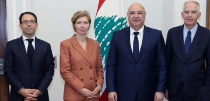 ماكرون يسقط سياسيًا… ولبنان يحتفي بمستشارته