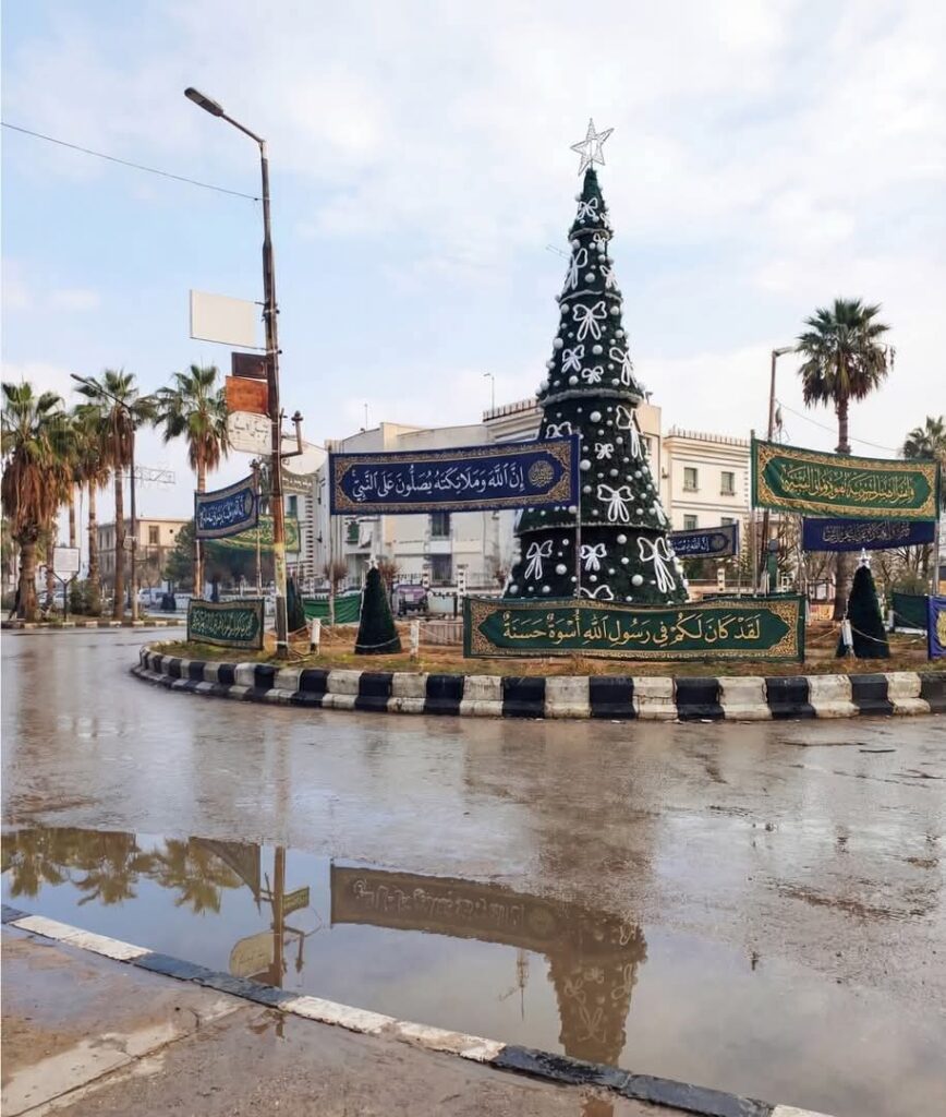 آيات قرآنية تحرس شجرة الميلاد في حمص