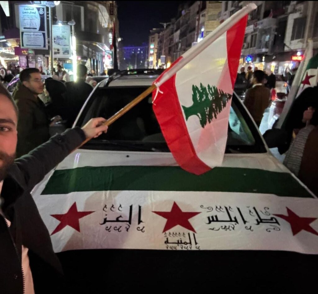 رفع العلم اللبناني في دمشق وسط شعارات كتبت على العلم السوري “طرابلس العز”