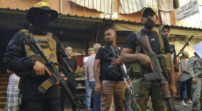 خلافات الفصائل وحزب الله تعرقل حصر السلاح في المخيمات