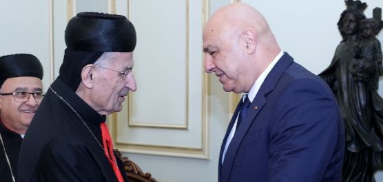 عون في قداس الميلاد: سيادة معلنة والتزام دستوري بلا آليات حاسمة