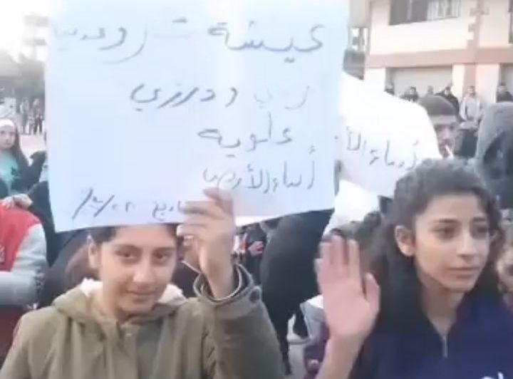 تظاهرات علويّة في عكار لدعم عصابات الأسد تثير مخاوف من صدام محتمل مع المحيط السني