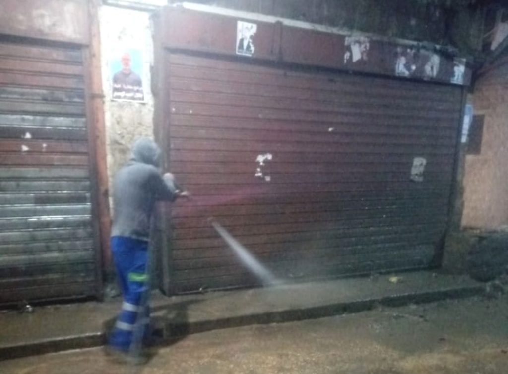 بلدية طرابلس تطلق حملة نظافة ليلية واسعة في باب التبانة