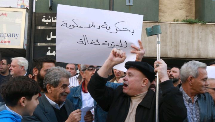 فوارق فلكية في رواتب الدولة: إدارة مفلسة وجيش على الهامش